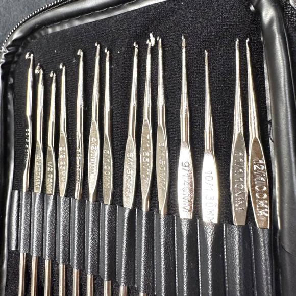 BOYE Knitting Needles Set of 24 in Faux Leather Pink Case - Picture 3 of 7